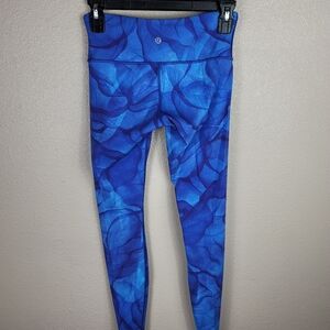 Lululemon Athletica T3 Camo Leggings 
Size 4